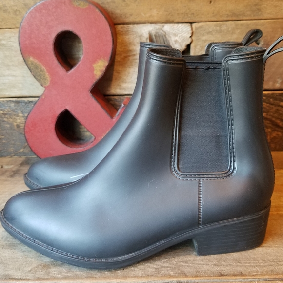 pointed toe rain boots